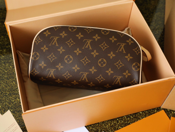 l**is V*t*n toiletry bag