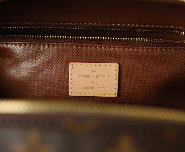 l**is V*t*n toiletry bag