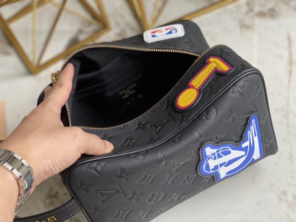 l**is V*t*n lvxnba cloakroom dopp kit