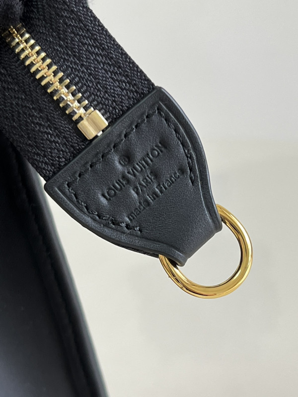 l**is V*t*n toiletry pouch on chain
