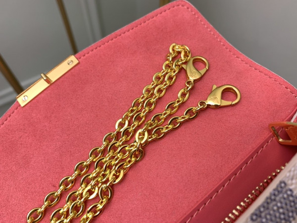 l**is V*t*n croisette chain wallet
