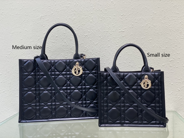 medium D*or book tote-36.5*28*17.5cm