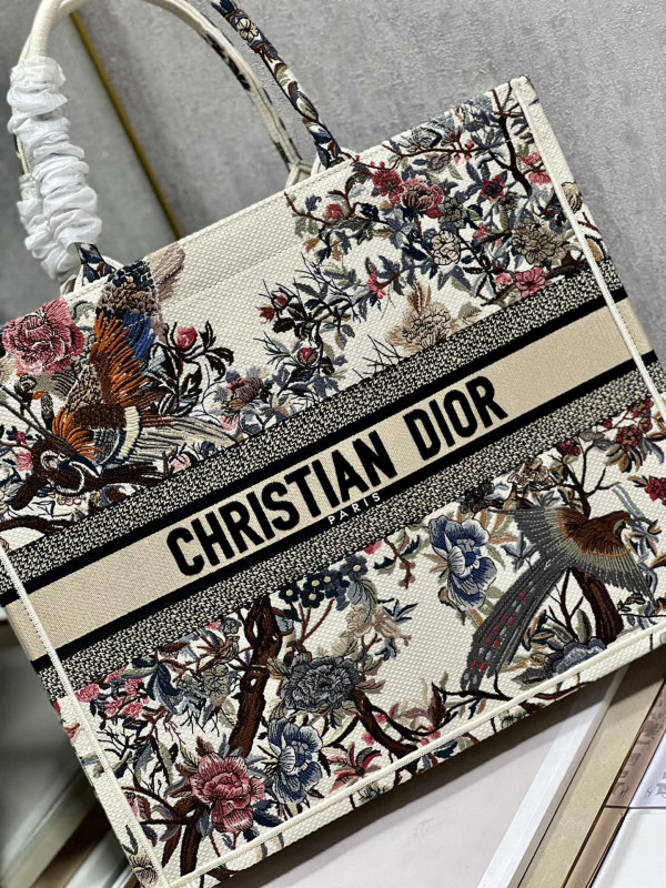 large D*or book tote