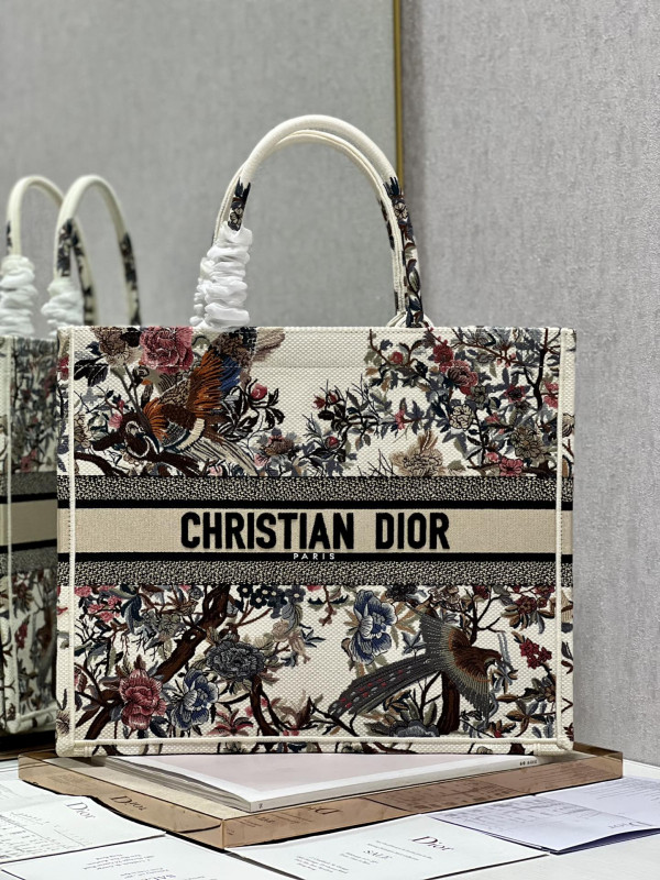 large D*or book tote