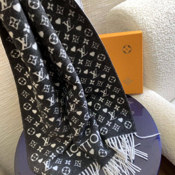 l**is V*t*n game on scarf
