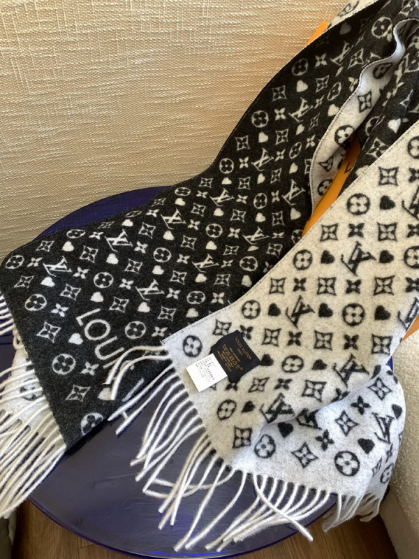 l**is V*t*n game on scarf