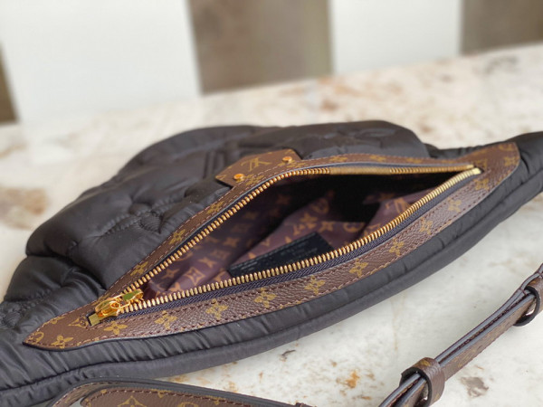 l**is V*t*n maxi bumbag
