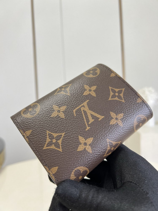 l**is V*t*n victorine wallet