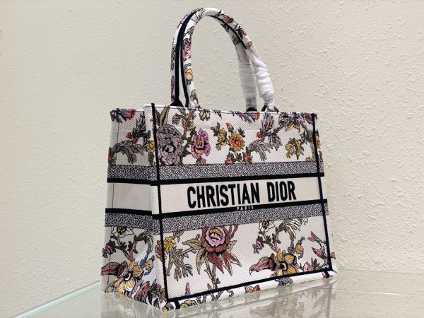 medium D*or book tote