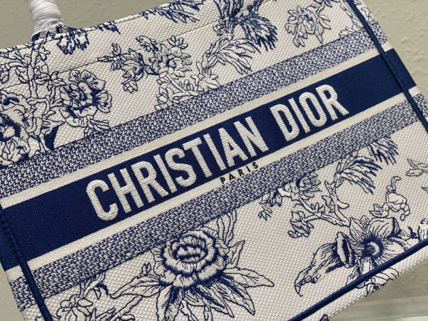 medium D*or book tote