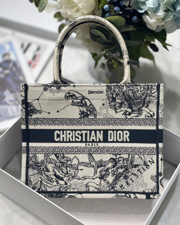 medium D*or book tote