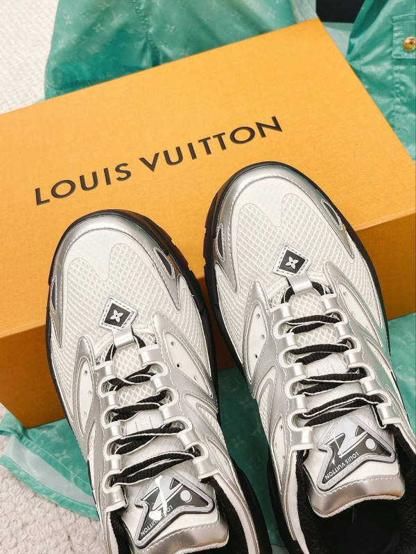 l**is V*t*n runner tatic sneaker