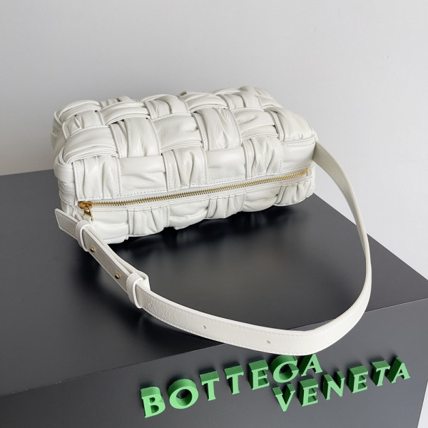 Bo*te*ga ve*ne*ta brick cassette
