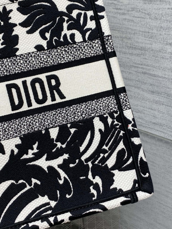 medium D*or book tote