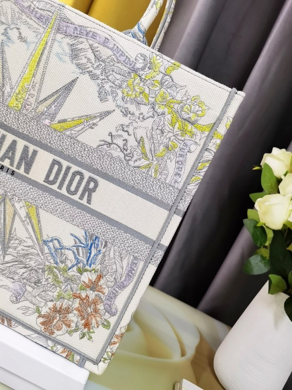 large D*or book tote