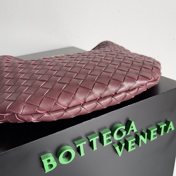Bo*te*ga ve*ne*ta classic sardine top handle bag