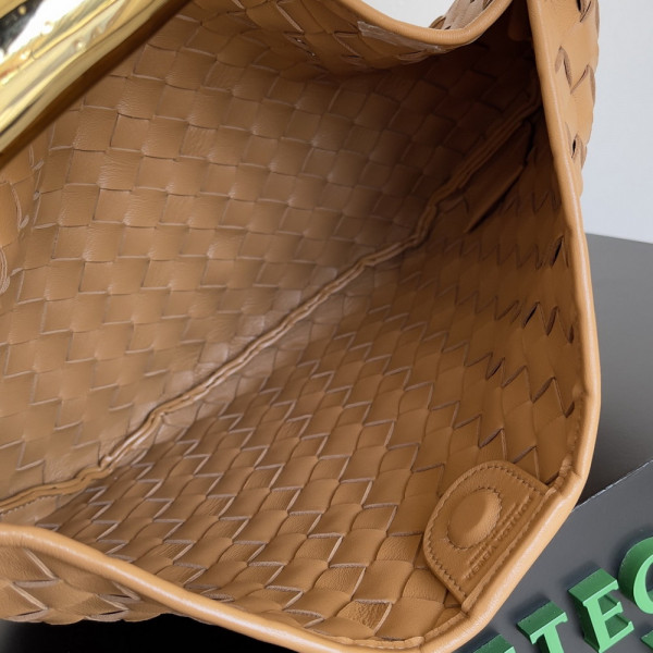 Bo*te*ga ve*ne*ta classic sardine top handle bag