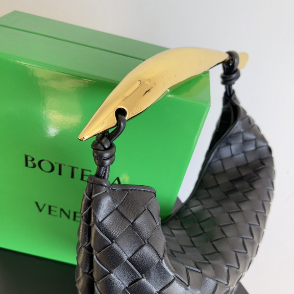 Bo*te*ga ve*ne*ta classic sardine top handle bag