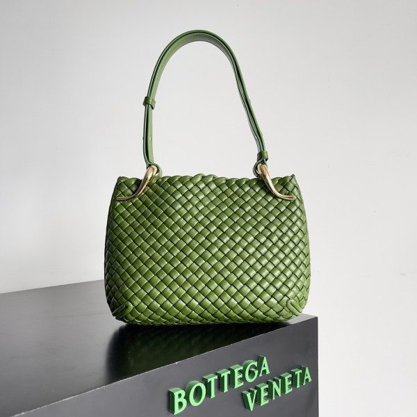 Bo*te*ga ve*ne*ta small clicker shoulder bag