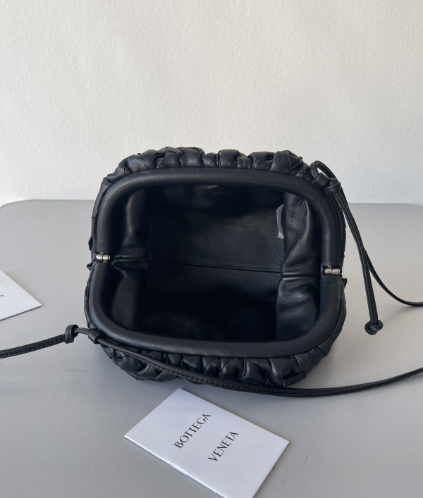 Bo*te*ga ve*ne*ta mini pouch