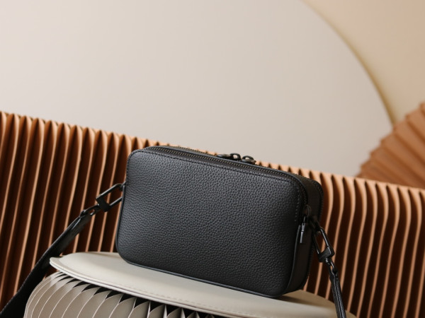 l**is V*t*n alpha wearable wallet