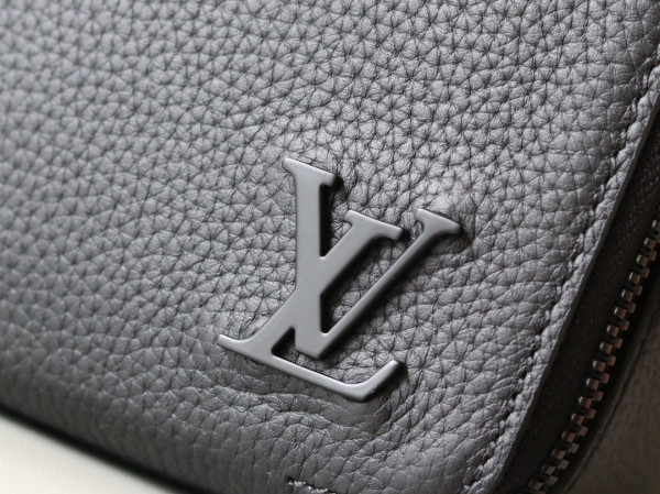 l**is V*t*n alpha wearable wallet