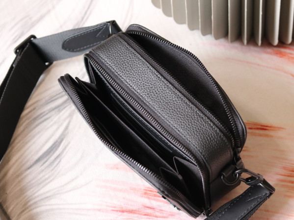 l**is V*t*n alpha wearable wallet