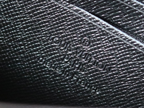 l**is V*t*n alpha wearable wallet