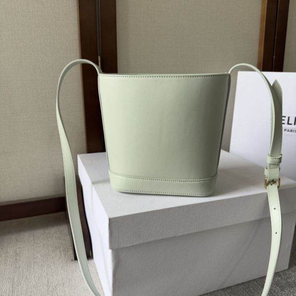 Ce**e mini bucket cuir triomphe