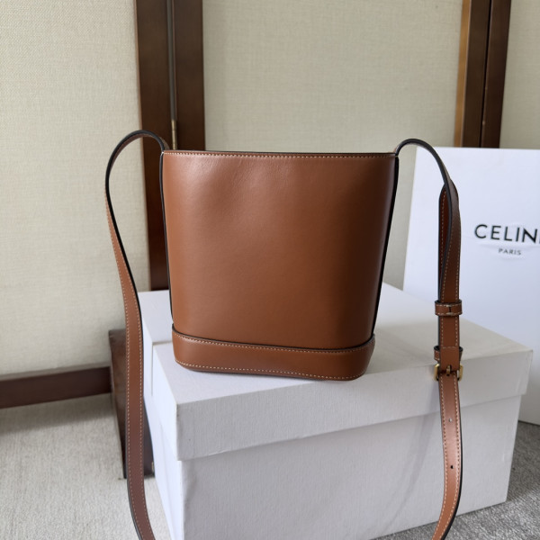 Ce**e mini bucket cuir triomphe