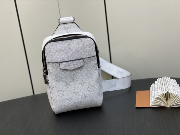 l**is V*t*n outdoor slingbag