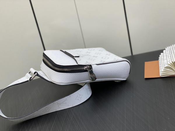 l**is V*t*n outdoor slingbag