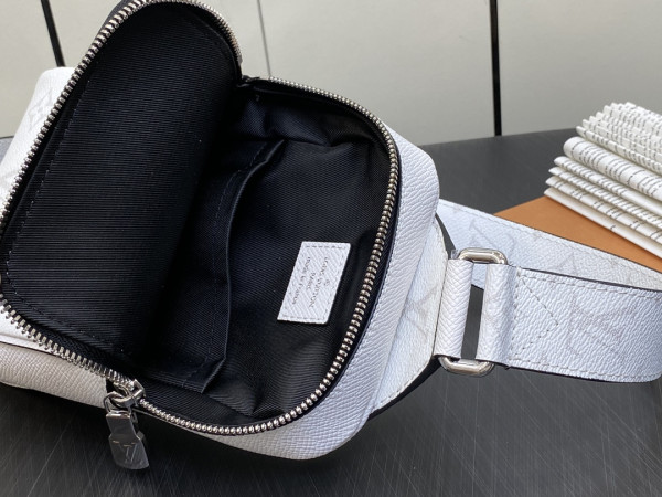 l**is V*t*n outdoor slingbag
