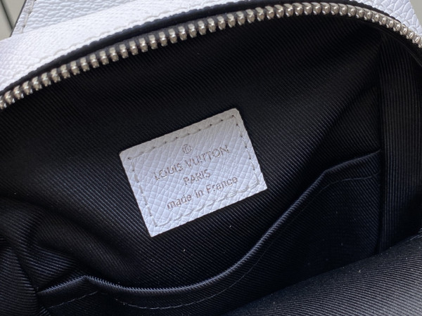 l**is V*t*n outdoor slingbag