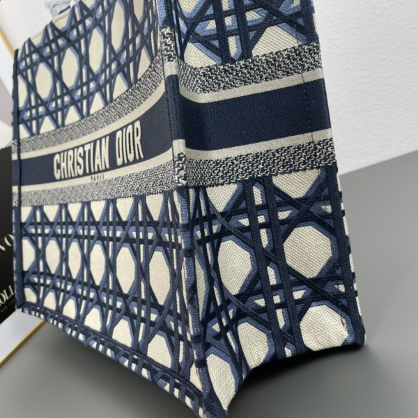 D*or book tote