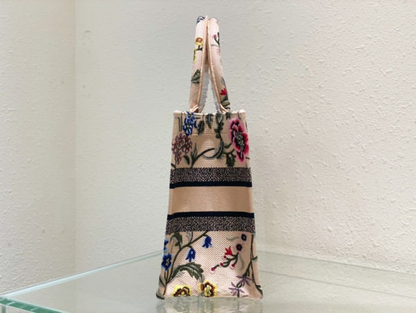 medium D*or book tote
