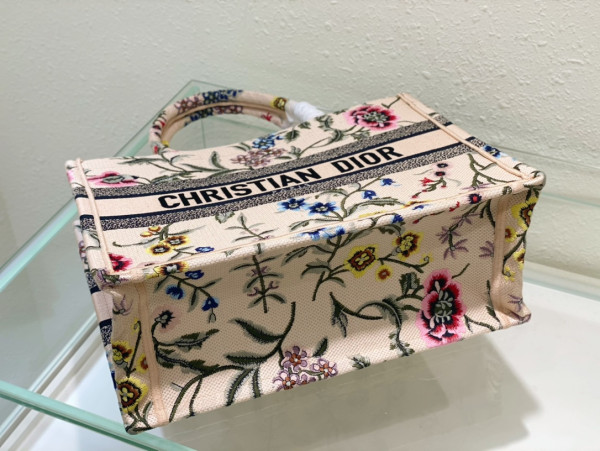 medium D*or book tote