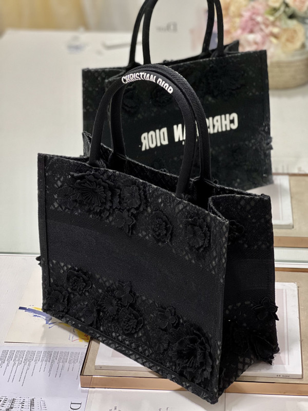 medium D*or book tote
