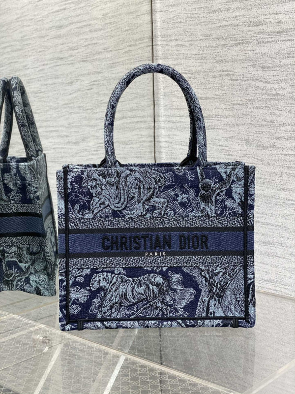 small D*or book tote
