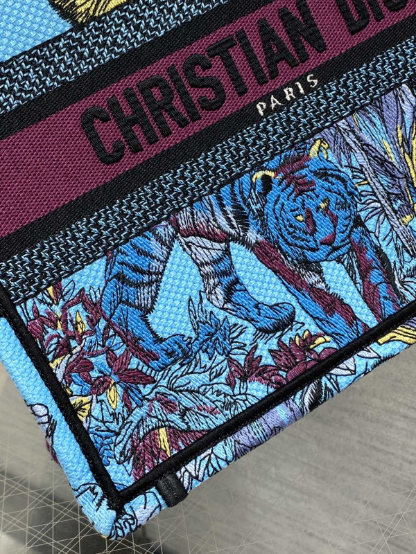 small D*or book tote