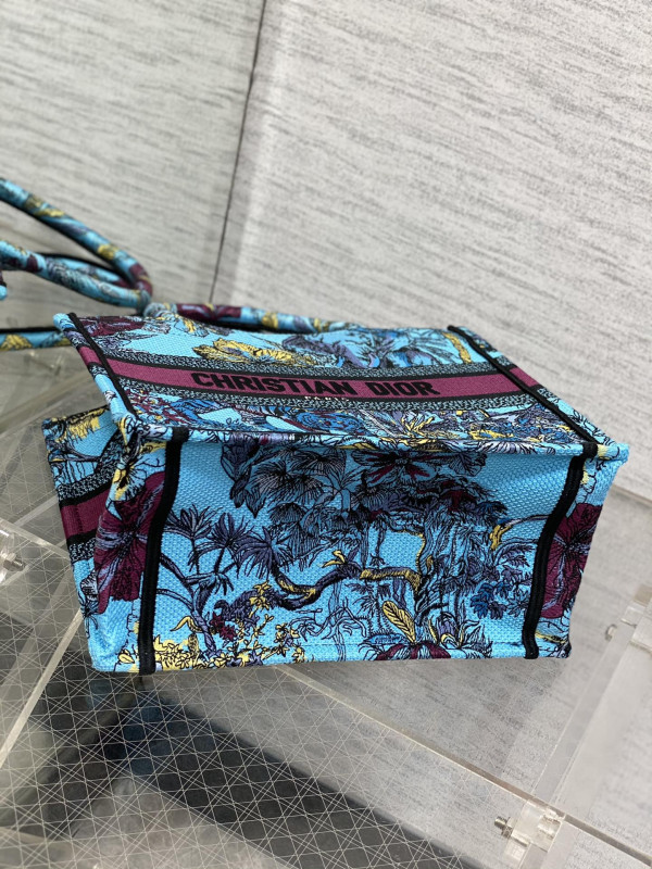 small D*or book tote