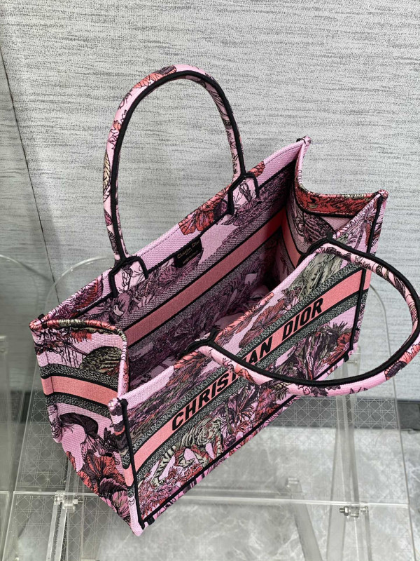 medium D*or book tote