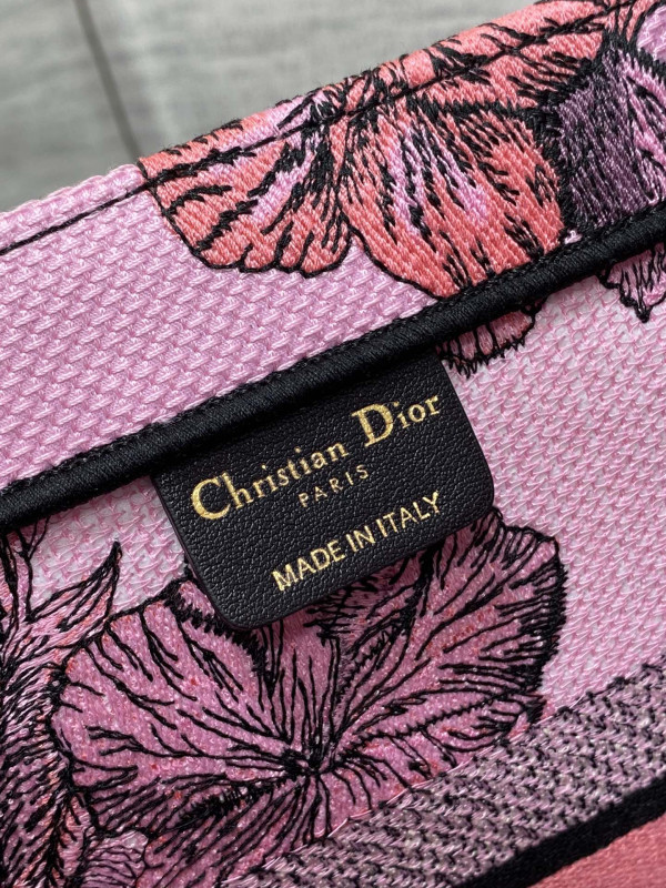 medium D*or book tote