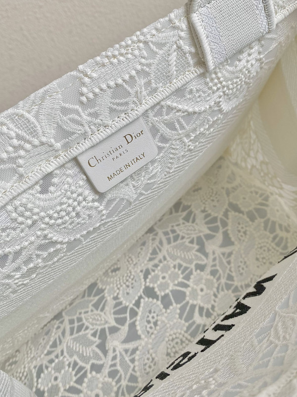 medium D*or book tote