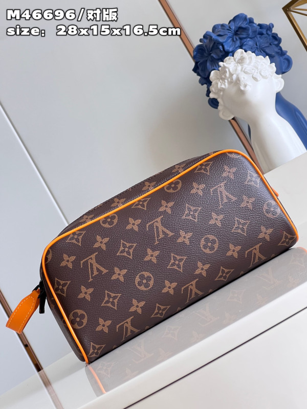 l**is V*t*n dopp kit toilet pouch