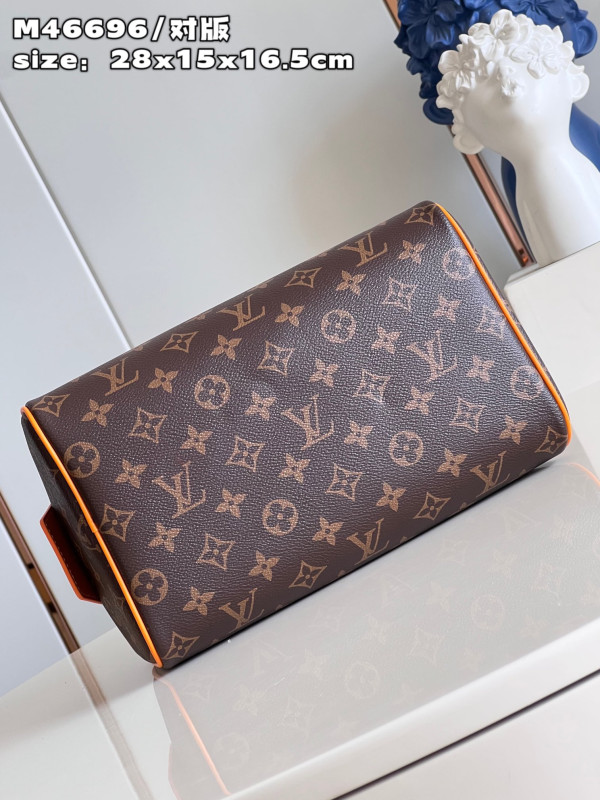 l**is V*t*n dopp kit toilet pouch