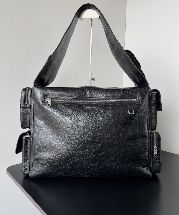 ba*len*cia*ga S*perbusy large sling bag