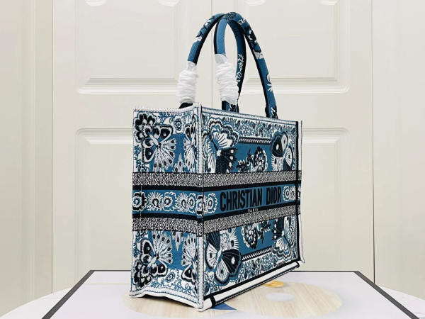 medium D*or book tote