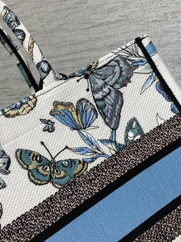 medium D*or book tote