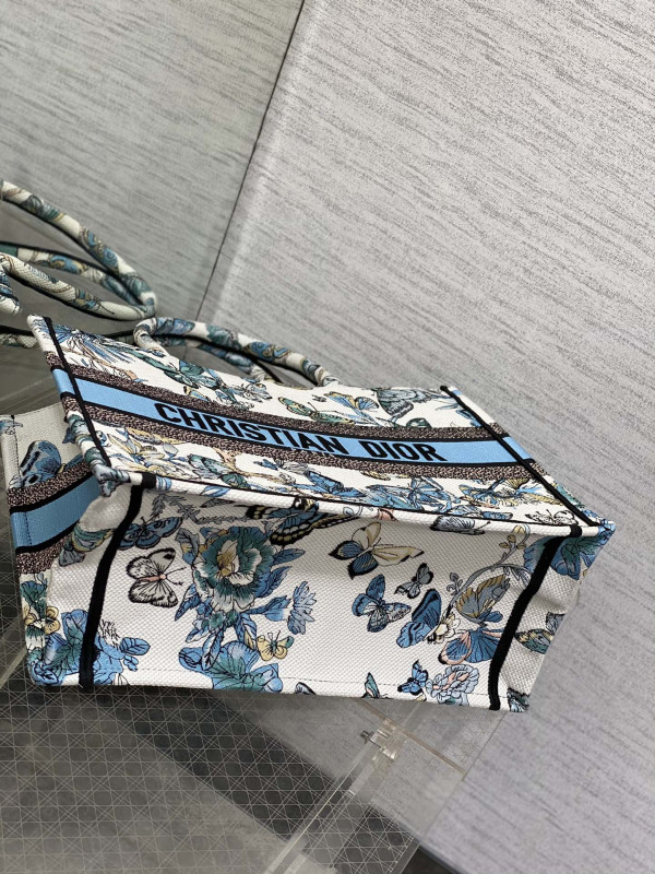 medium D*or book tote